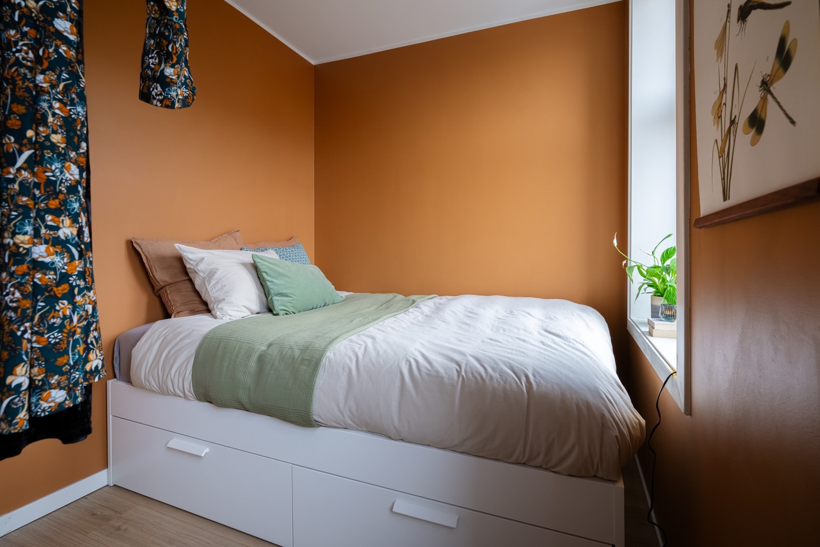 Lys og praktisk sovealkove med god plass til stor seng. Galleribilde