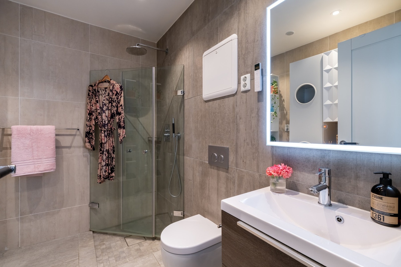 Delikat, flislagt bad som ble pusset opp i 2015. Det er downlights i himlingen og naturligvis gulvvarme. Galleribilde