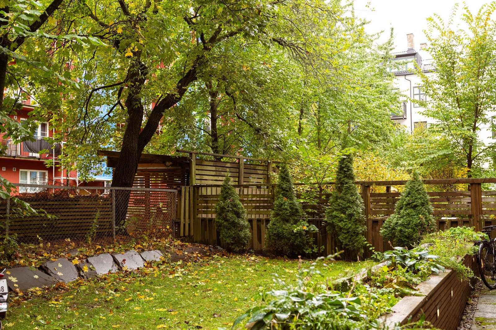 Langs kanten av terrassen er det blomsterkasser og diverse beplantning. Galleribilde