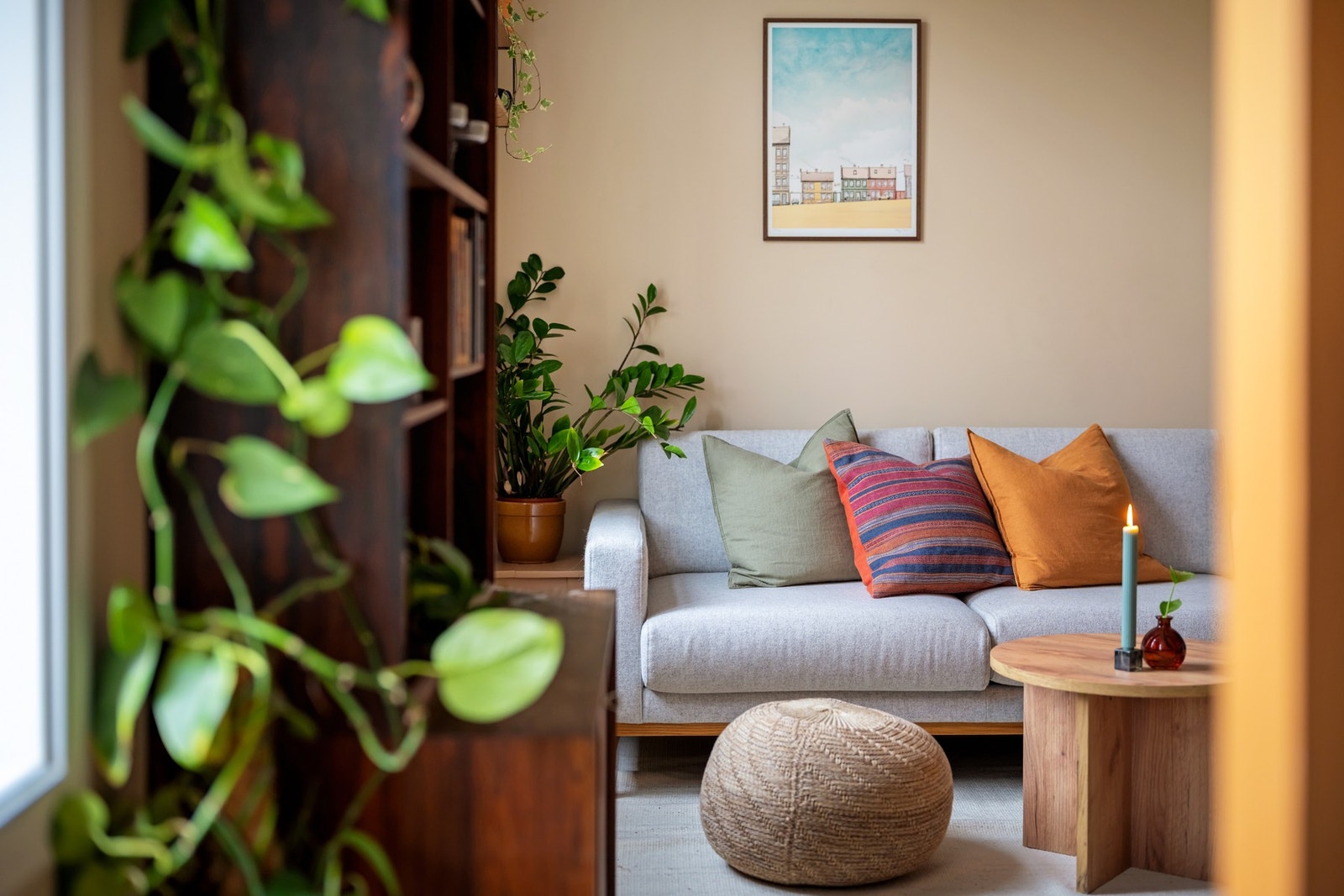 Det er gode innredningsmuligheter med plass til sofagruppe, TV-møblement og annet ønskelig. Galleribilde