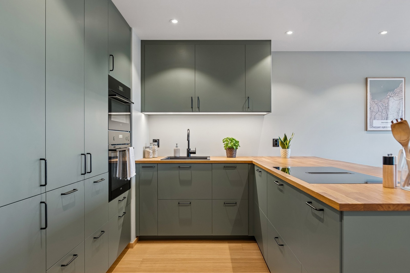 Lekkert kvalitetskjøkken fra Ikea med integrerte hvitevarer. Galleribilde