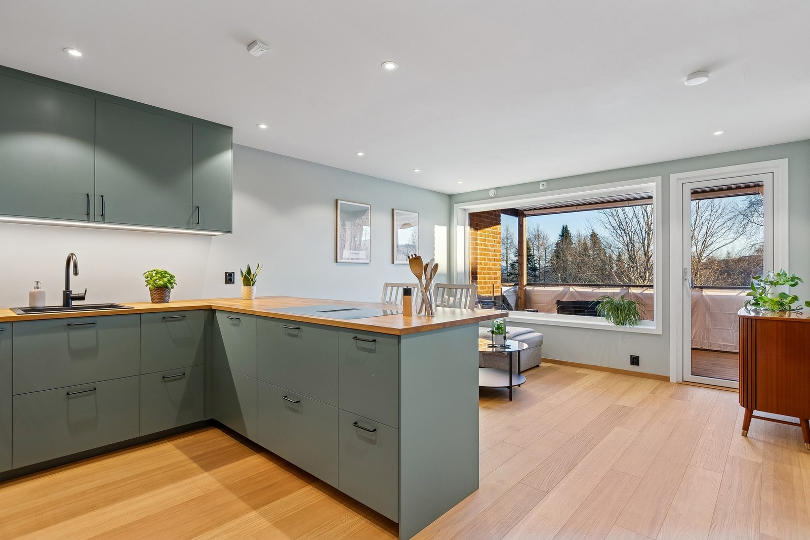 Kjøkkeninnredningen har slette fronter og benkeplater i eik. Galleribilde