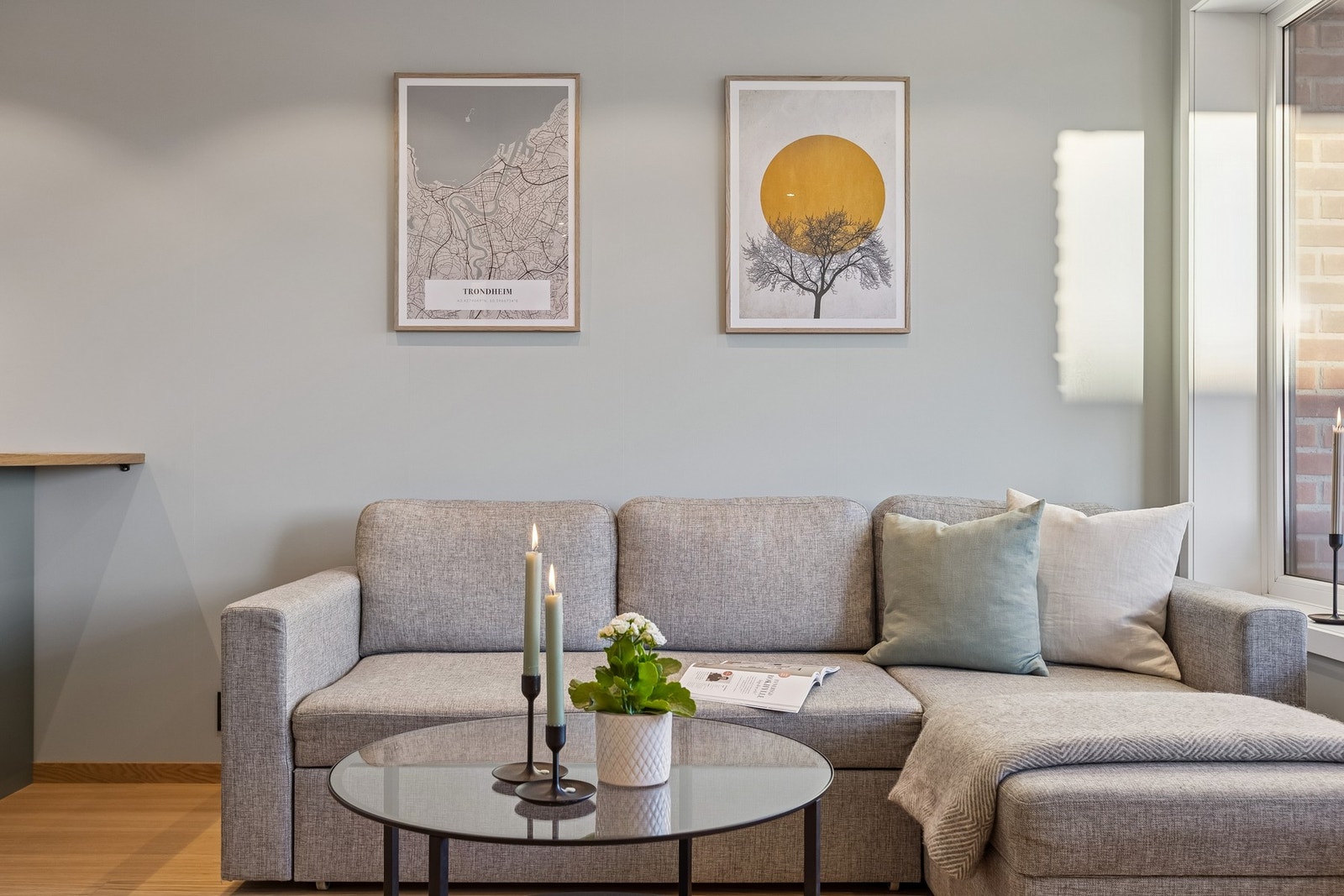 Leiligheten er malt i duse, harmoniske fargetoner som står i god sammenheng med kjøkkenets uttrykk. Fargepaletten er nøye sammensatt av fargeekspert. Galleribilde