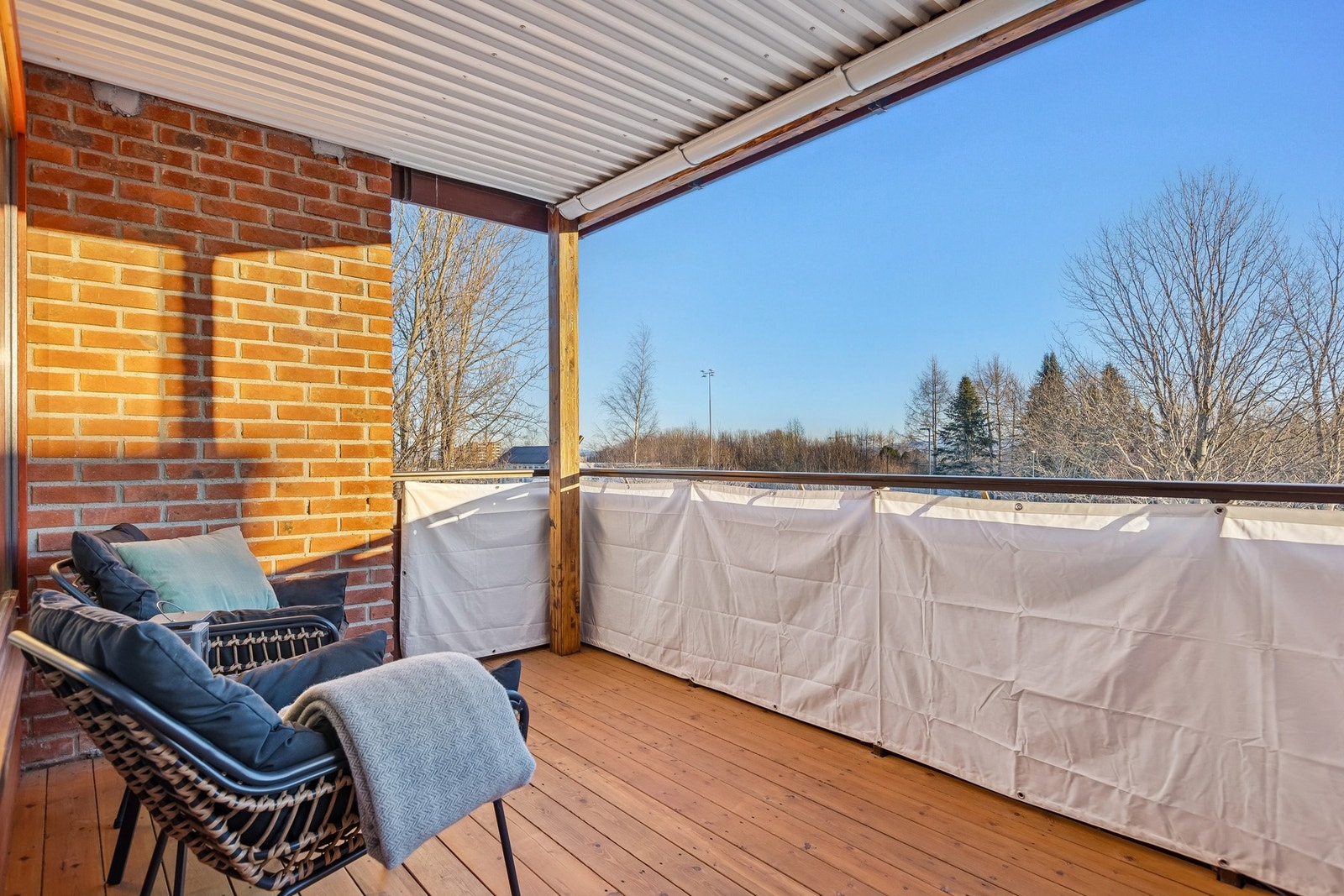 Balkongen vender mot rolige og naturskjønne omgivelser. Galleribilde