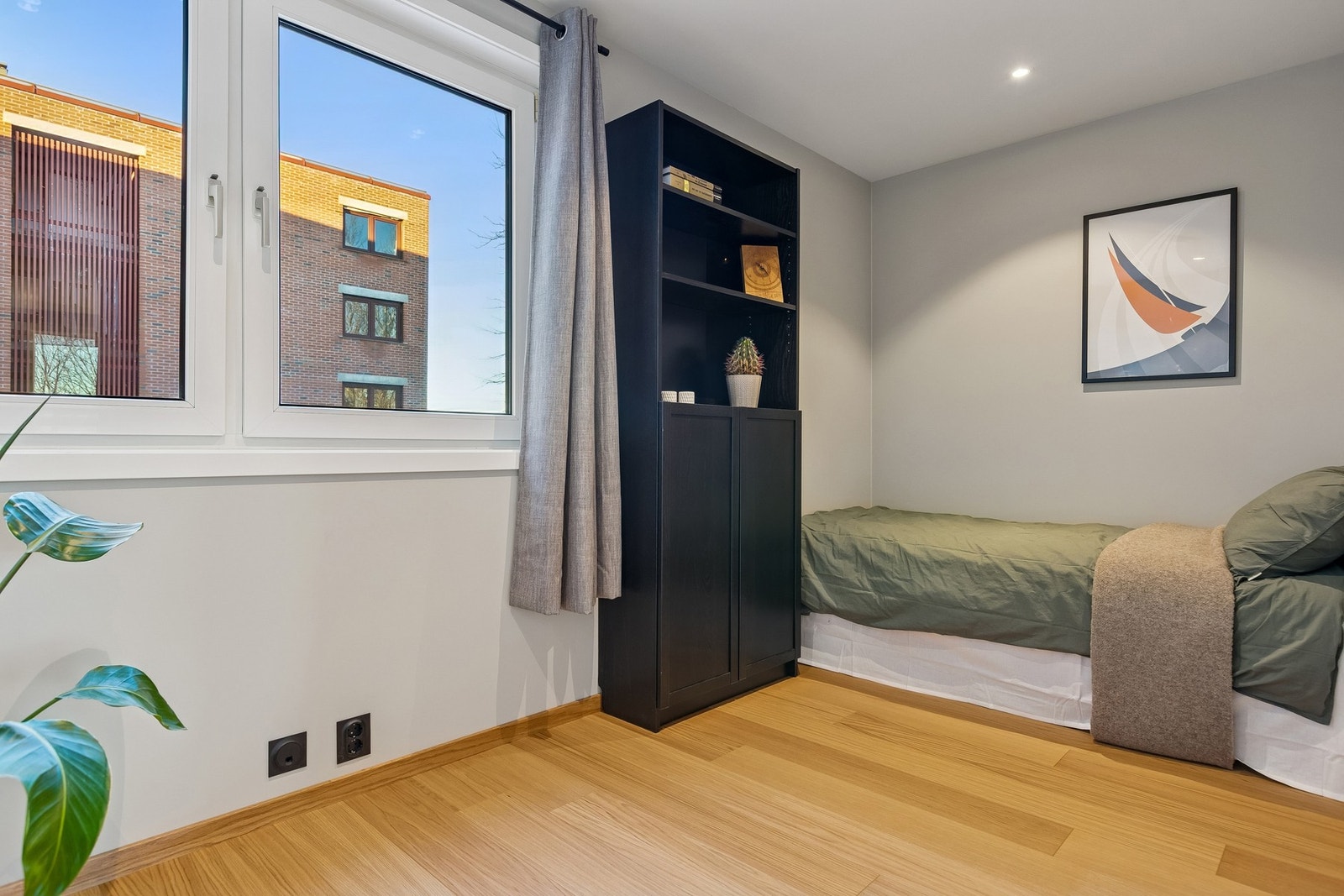 Soverom 2 er på 7,5m². Leiligheten er en opprinnelig 2-roms, hvor stue/kjøkken er avdelt med et ekstra soverom. Galleribilde