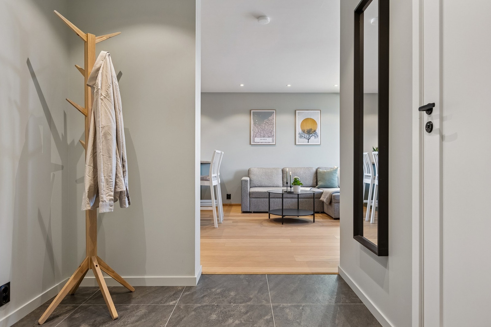 Innbydende inngangsparti med god plass til å henge fra seg sko og yttertøy. I tillegg disponerer leiligheten 2 boder i kjeller. Galleribilde