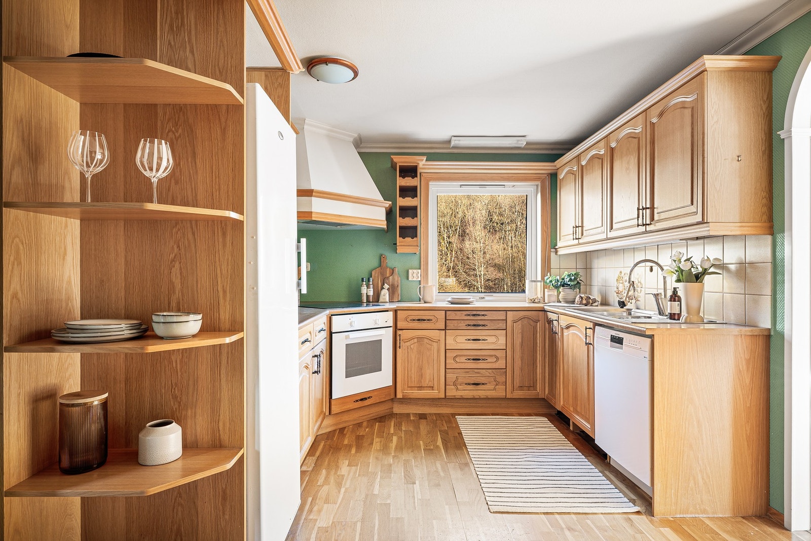 Kjøkkenet har god skap- og benkeplass Galleribilde