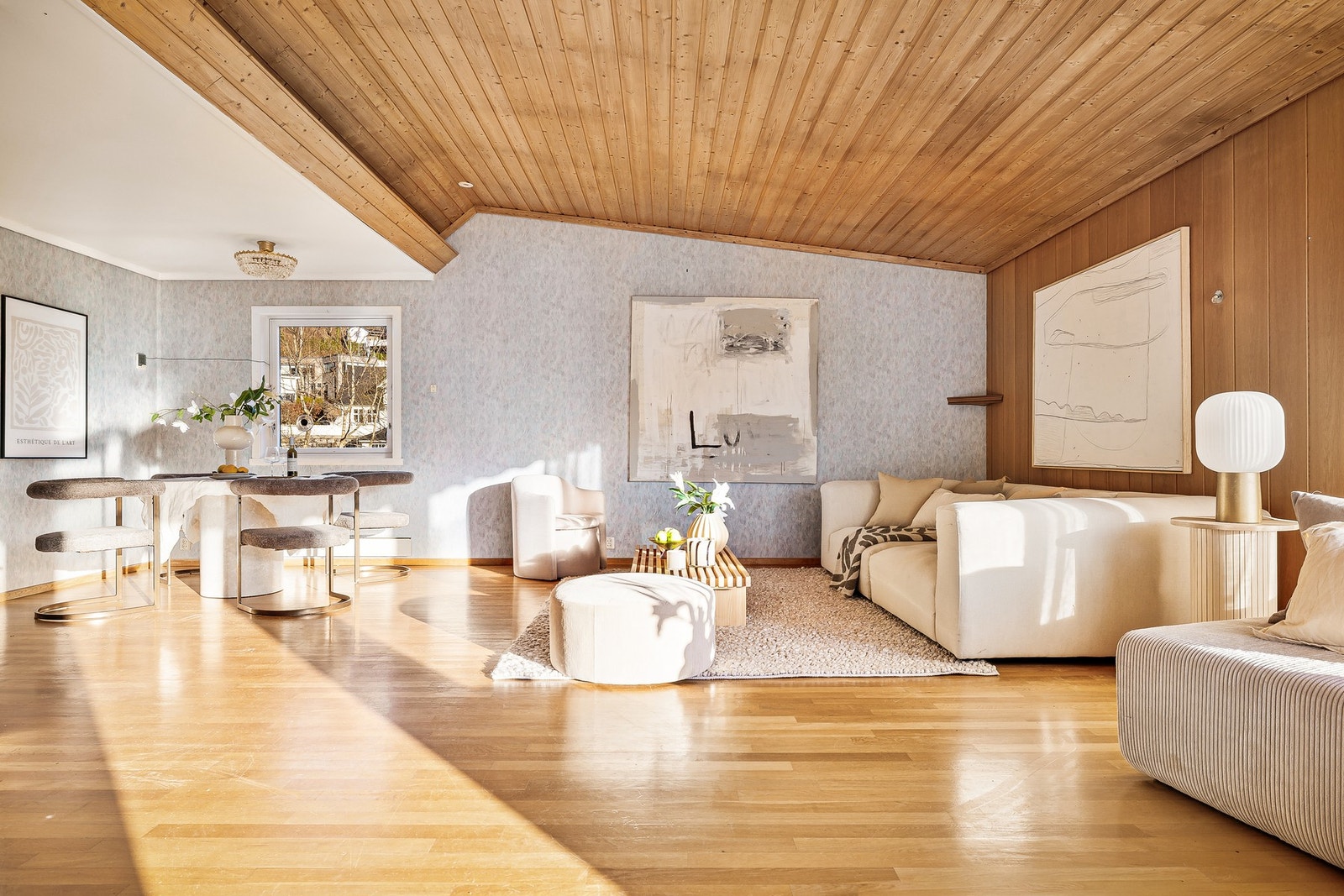 Stuen har god plass til både spisebord for hele familien og stor salong Galleribilde