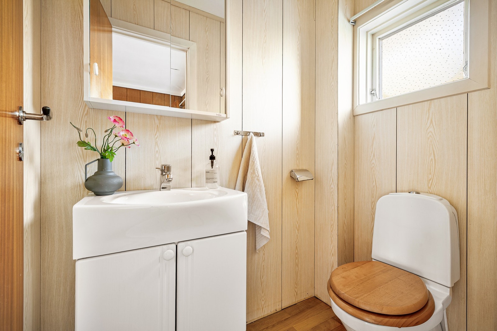 Et eget gjestetoalett med tilgang fra hallen er ypperlig når du har besøk Galleribilde