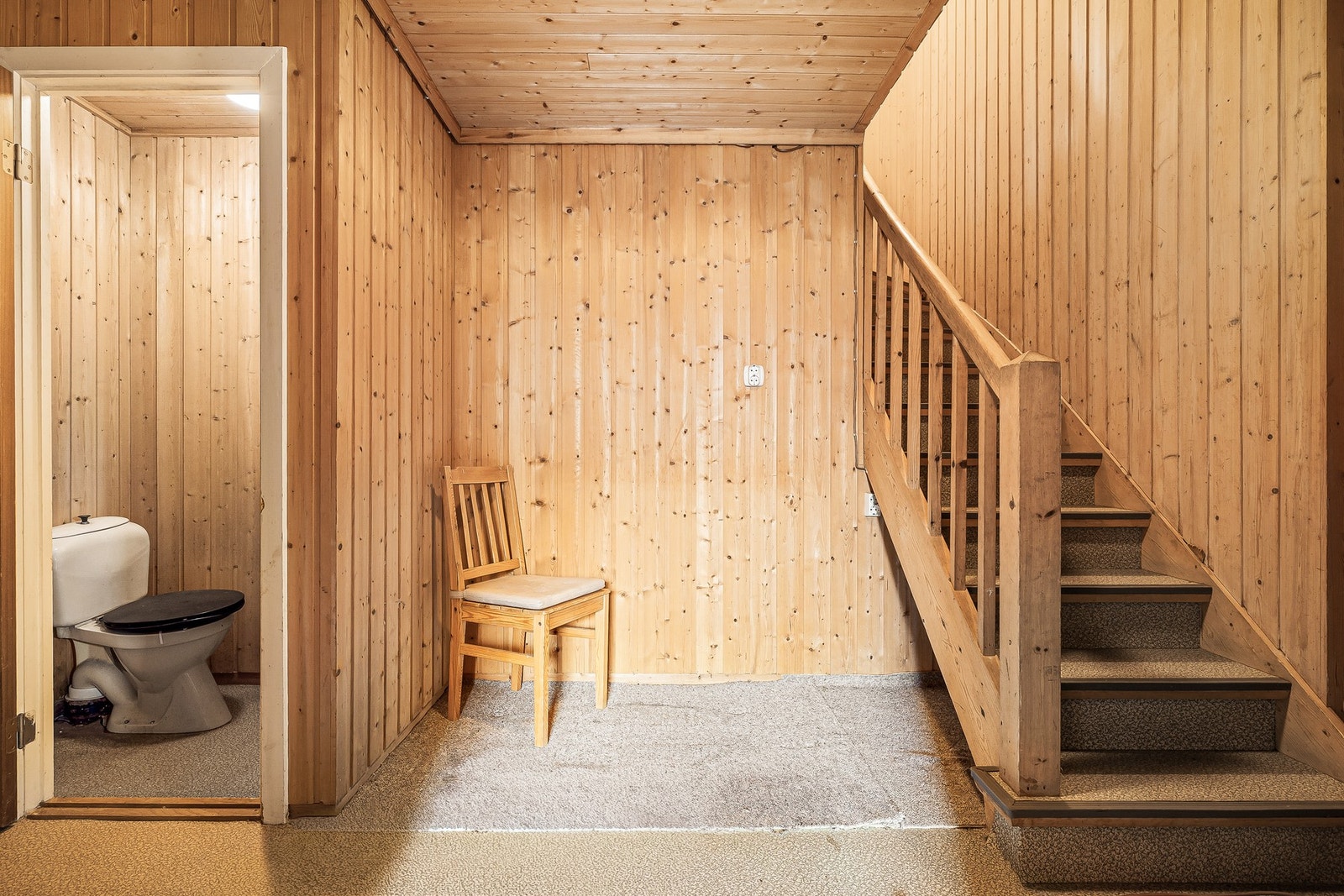 I underetasjen er det gjestetoalett - Ved oppussing kan dette gjerne utvides til et ekstra bad (søknadspliktig) Galleribilde