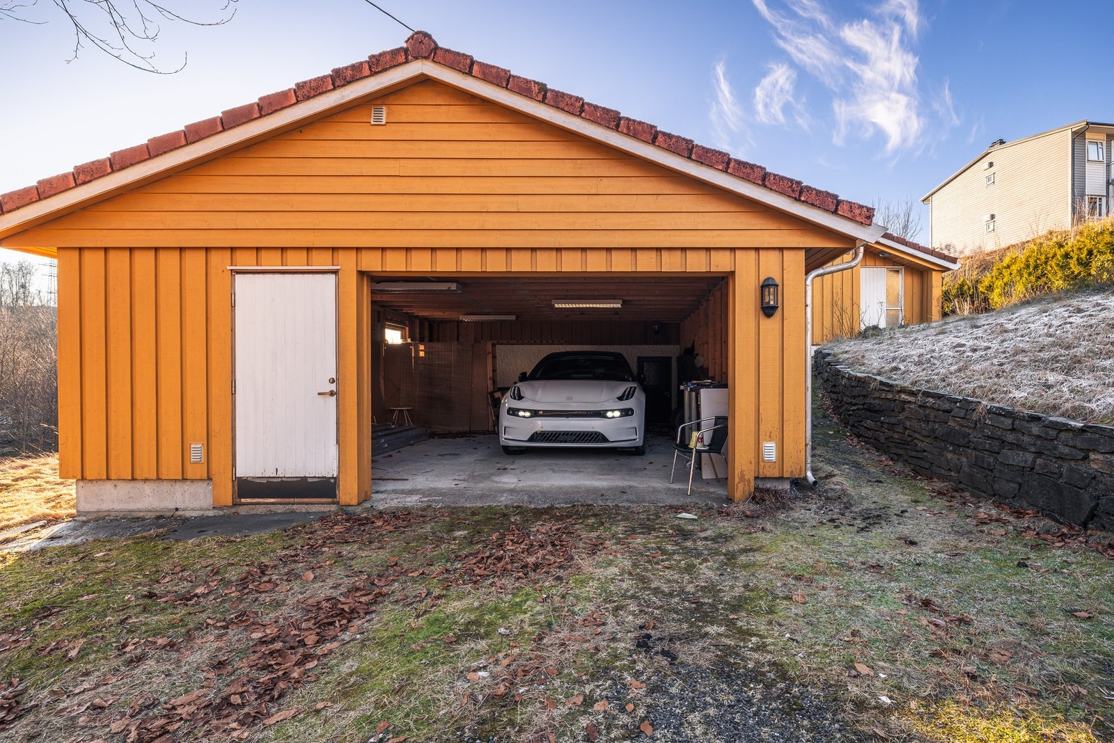 Rikelig plass til både bil og masse oppbevaring Galleribilde