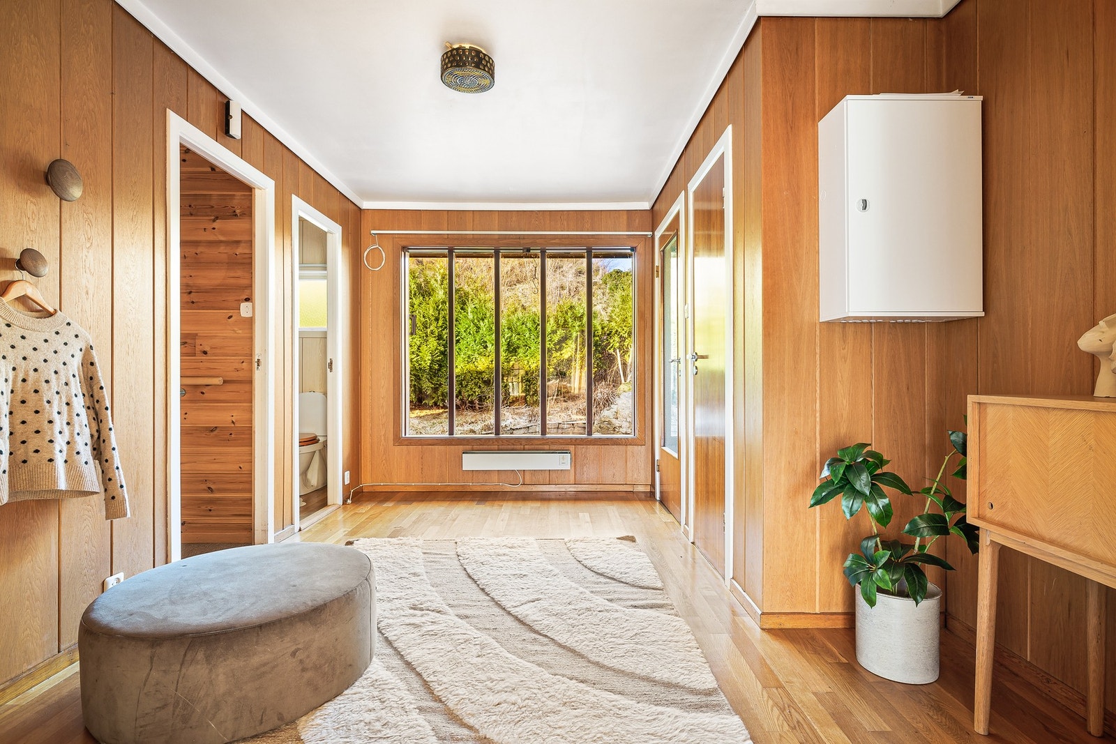 Den store hallen er kjernen i boligen - Her knyttes stue/kjøkken med både soveromsfløyen og underetasjen Galleribilde