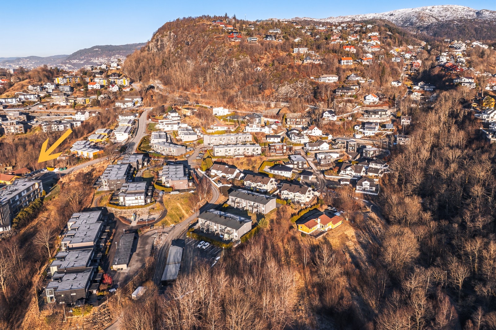 Nærmeste barnehage er kun et par minutters gange fra boligen - Der er også nylig opprustet fotballbane Galleribilde