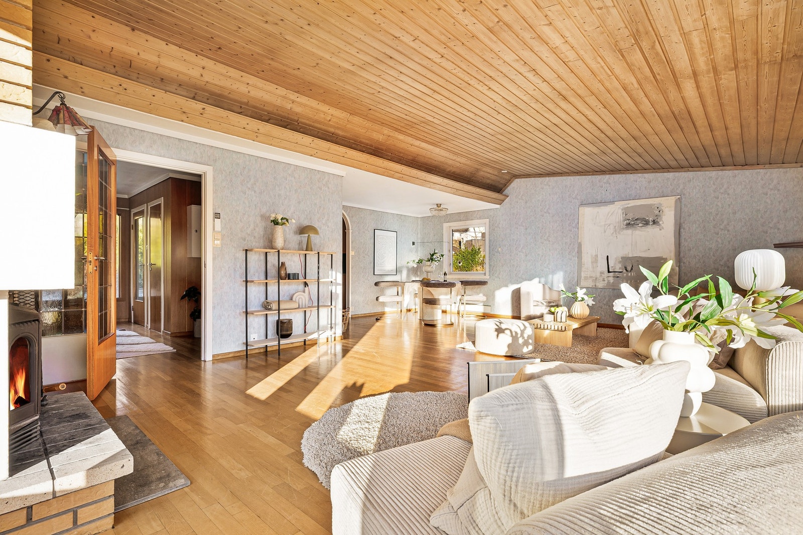 Den gode takhøyden i stuen gir en unik romfølelse Galleribilde