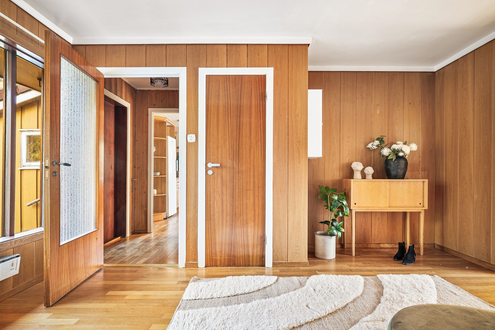 Fra hallen er det trapp ned til underetasjen Galleribilde