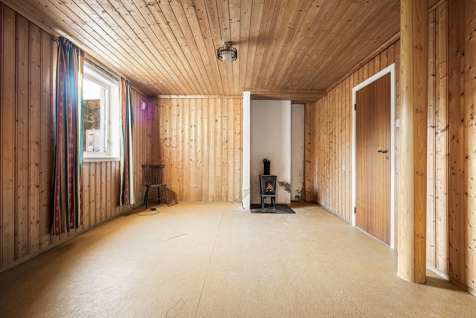 I underetasjen finner du 2 innredede rom som har vært benyttet som kjellerstue og soverom Galleribilde