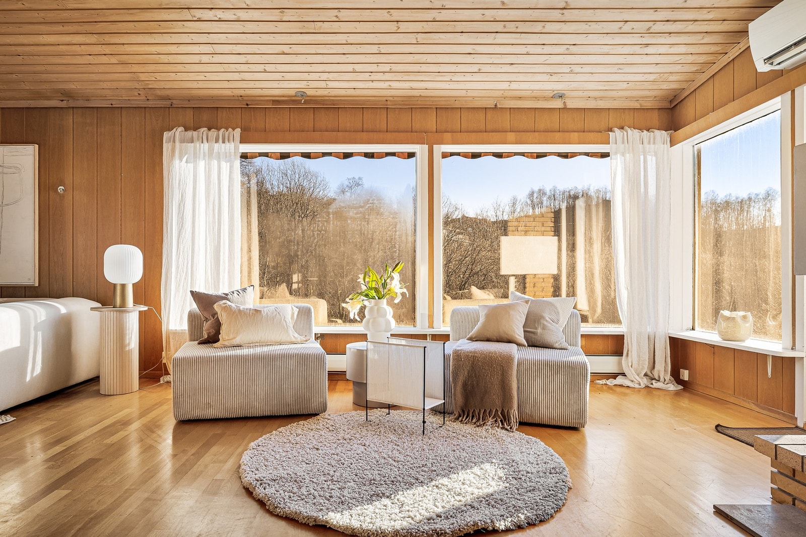 Store vindusflater mot sørvest gir godt naturlig lys i stuen Galleribilde