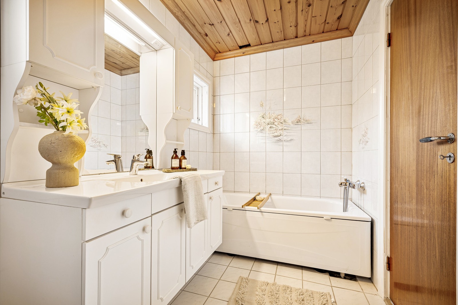 God plass til både badekar og dusjhjørne Galleribilde