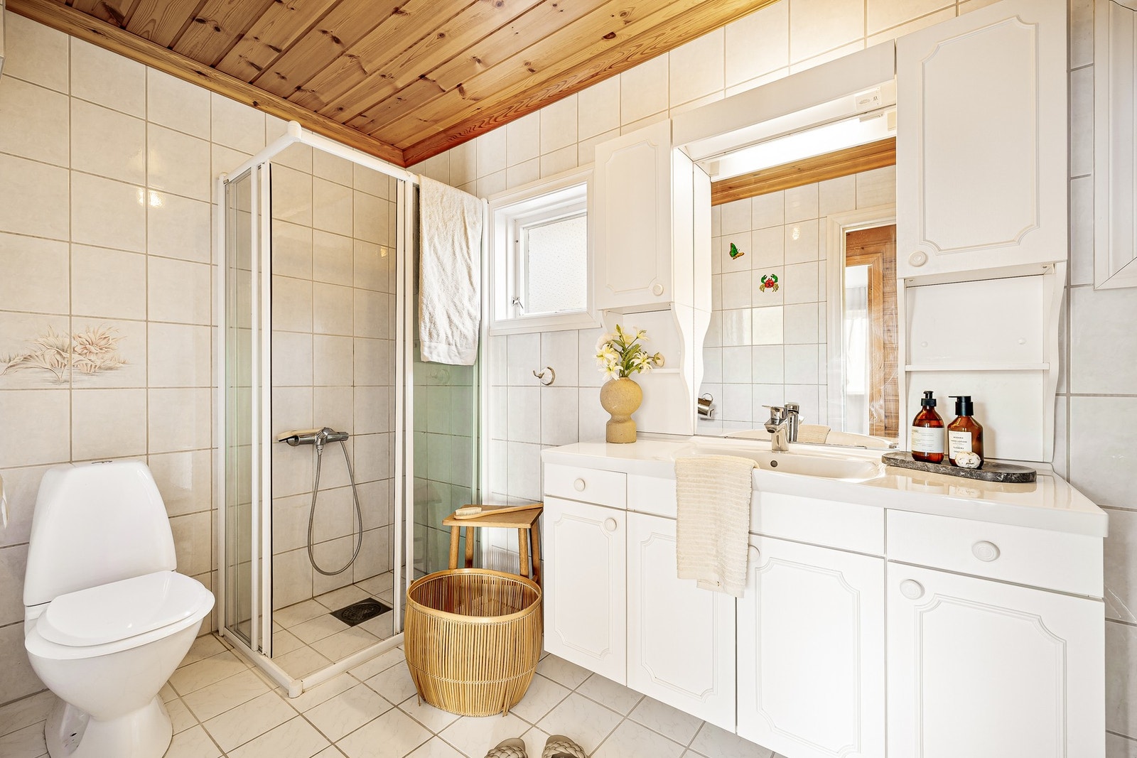 Stort helfliset bad på 5,7 kvm - I følge tidligere eier er badet renovert i 2005 Galleribilde