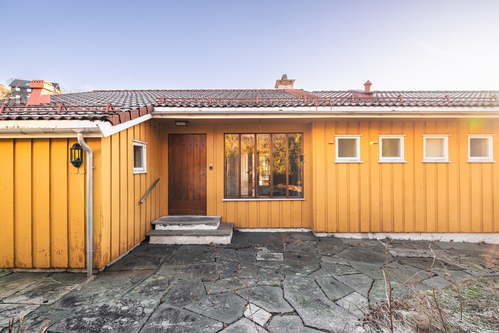 Det er stor skiferplatting både ved inngangspartiet og utenfor stuen Galleribilde