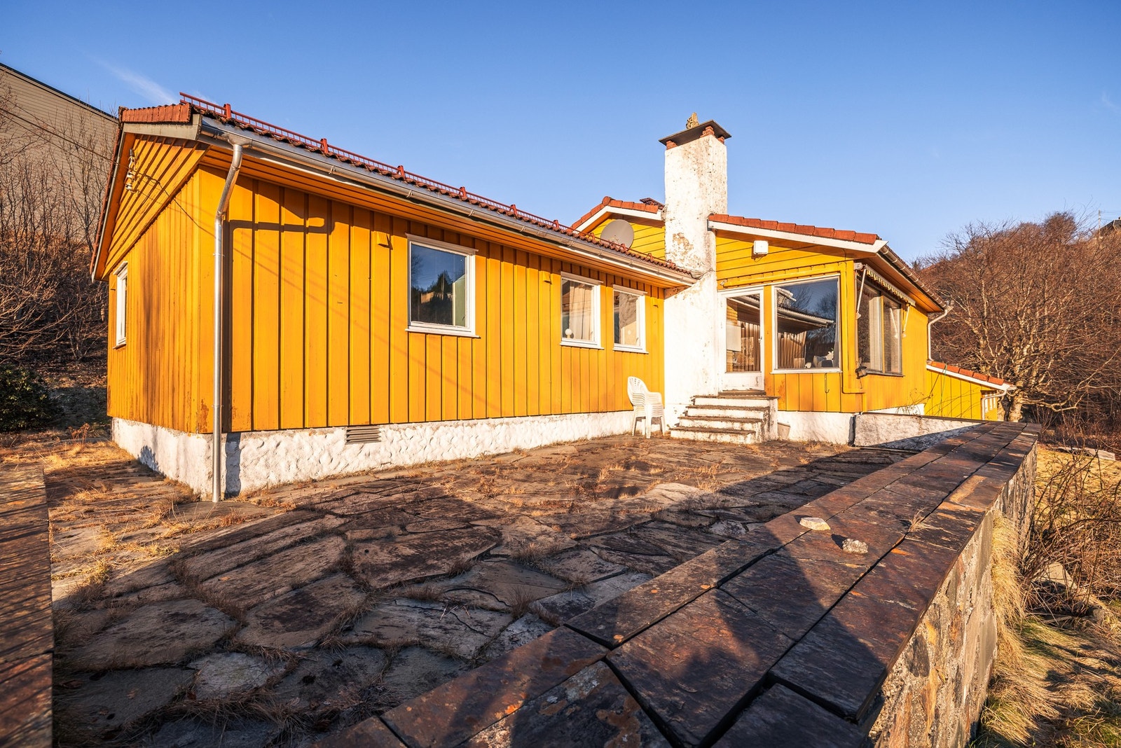 Fra stuen er det utgang til stor sørvendt skiferplatting som gir deg en fantastisk uteplass Galleribilde