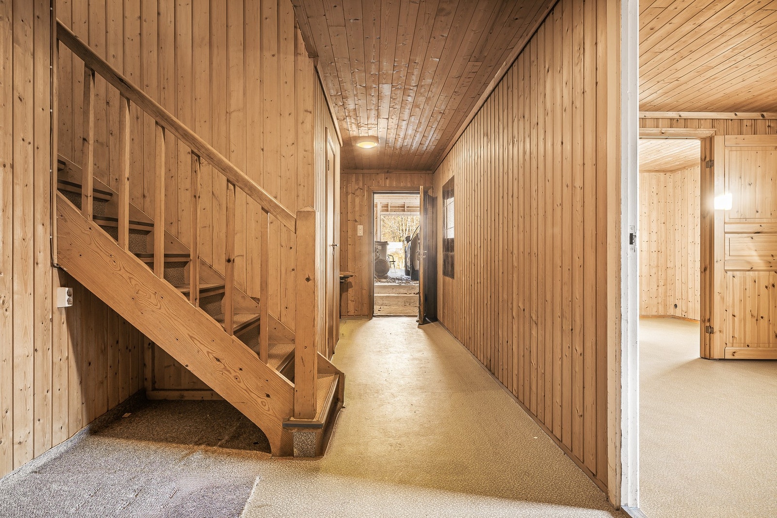 Fra gangen i underetasjen er det dør direkte ut til garasjen og plass til garderobeløsning innenfor døren Galleribilde