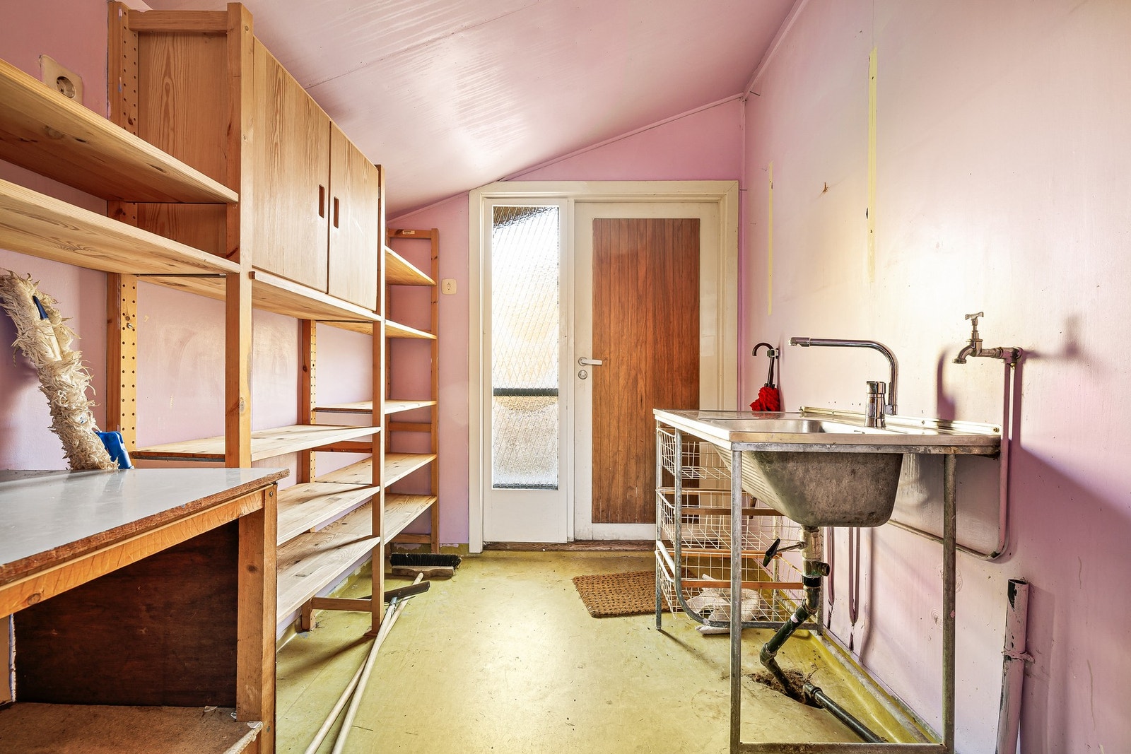 Et separat vaskerom med egen inngangsdør kommer alltid godt med - Rommet er modent for renovering Galleribilde