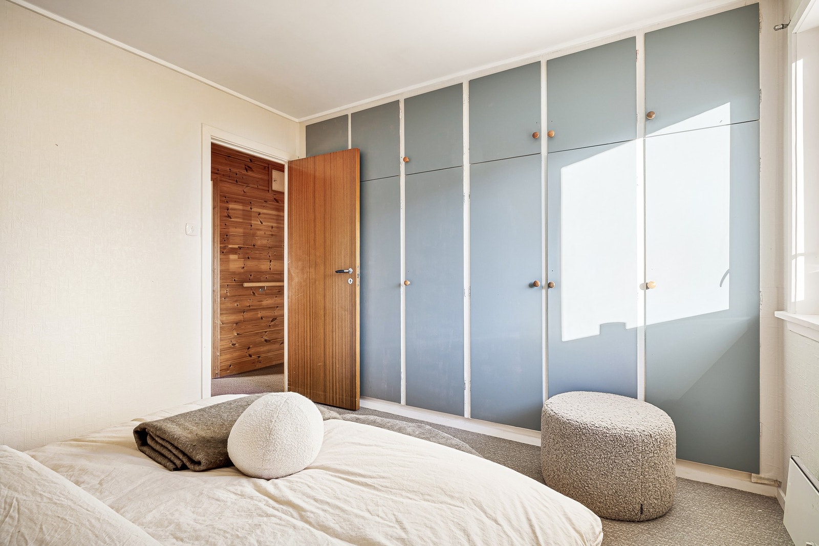 Med hele den ene veggen dekket av garderobeskap får du god oppbevaringsplass Galleribilde