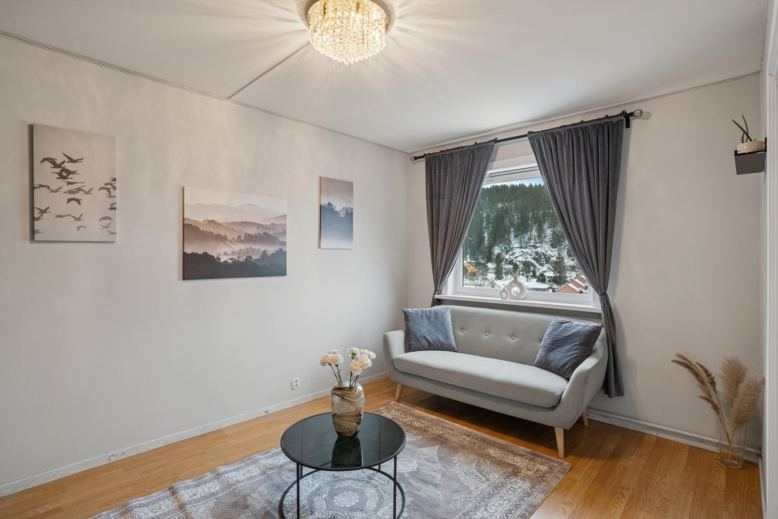 Store vindusflater i leiligheten slipper inn rikelig med naturlig lys, som gir en god atmosfære. Galleribilde