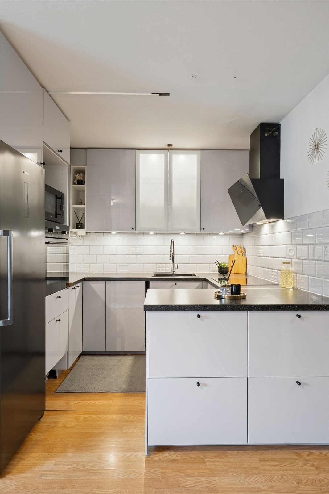 Stilrent kjøkkeninnredning fra 2019 med under-/overskap og slette fronter. Galleribilde