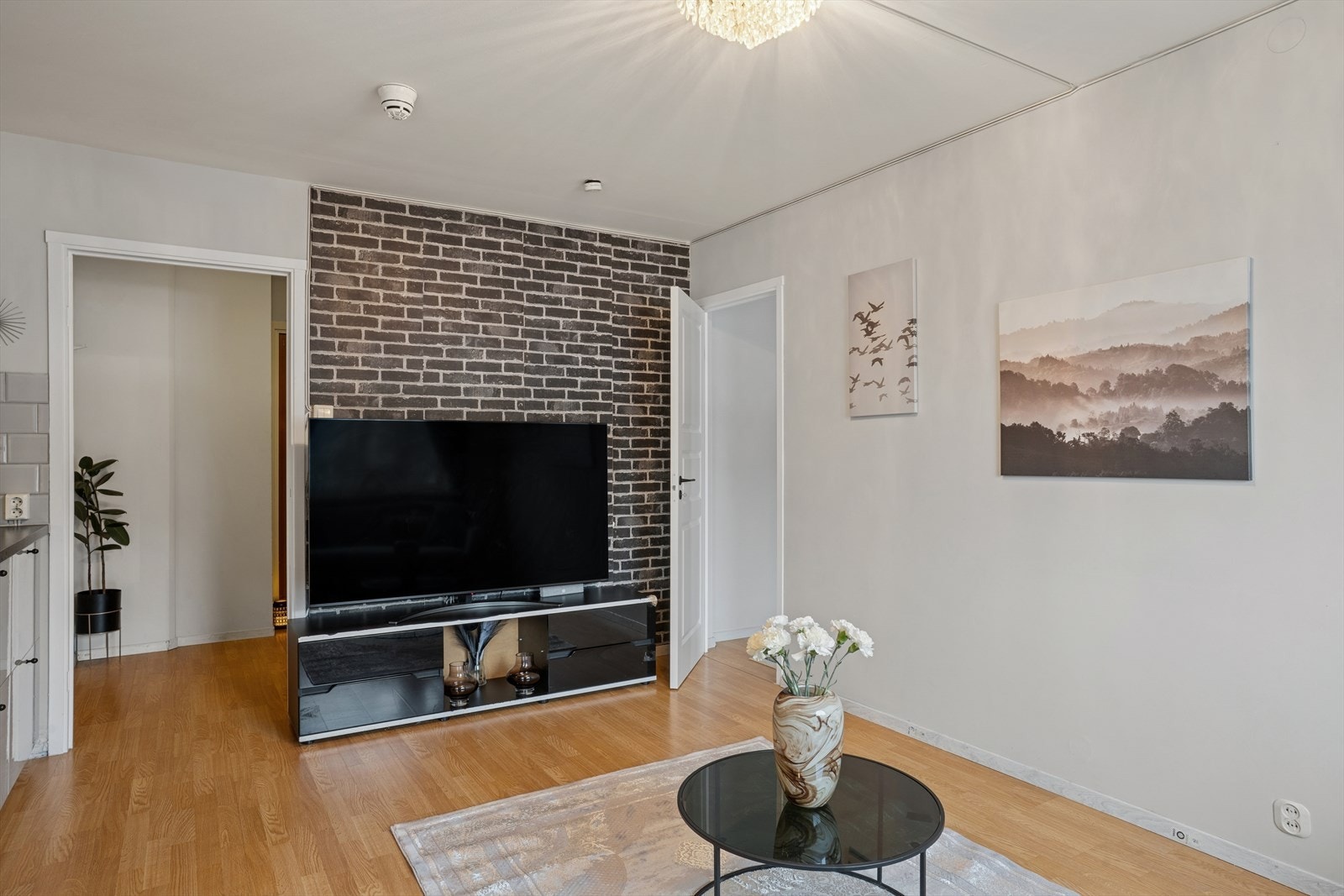 Her er det god plass til mediebenk, sofagruppe og bord. Galleribilde