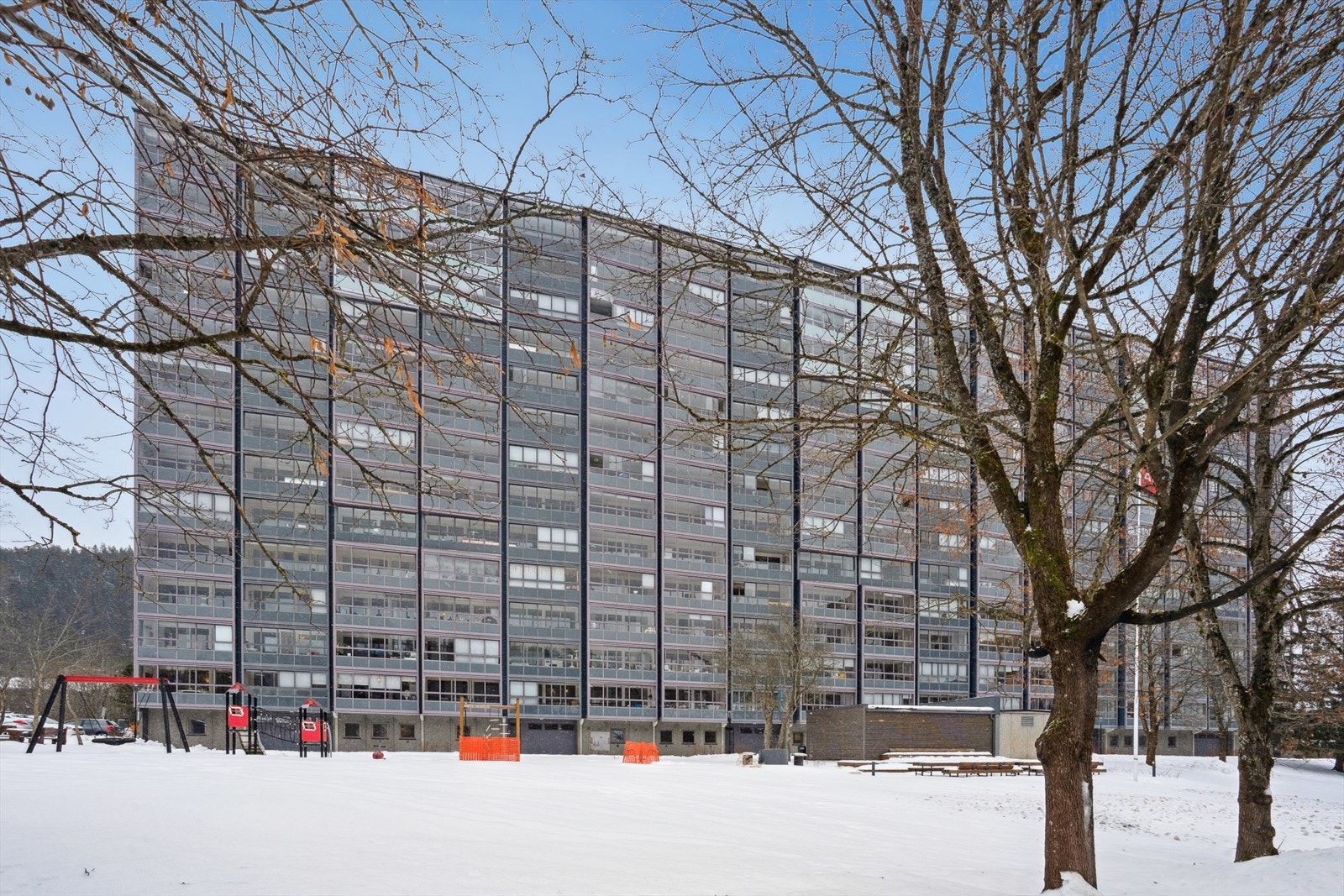 Her bor du i fredelige omgivelser med kort vei til T-bane og buss, samt et rikt utvalg av butikker og servicetilbud. Marka er rett utenfor døren med muligheter for turer i skog og mark. Galleribilde