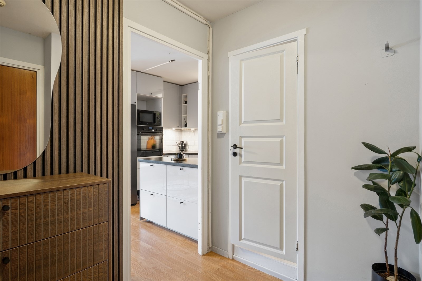 Velkommen inn til en lys og trivelig 3 - roms beliggende i et veletablert og attraktivt boligområde på Ammerud. Galleribilde