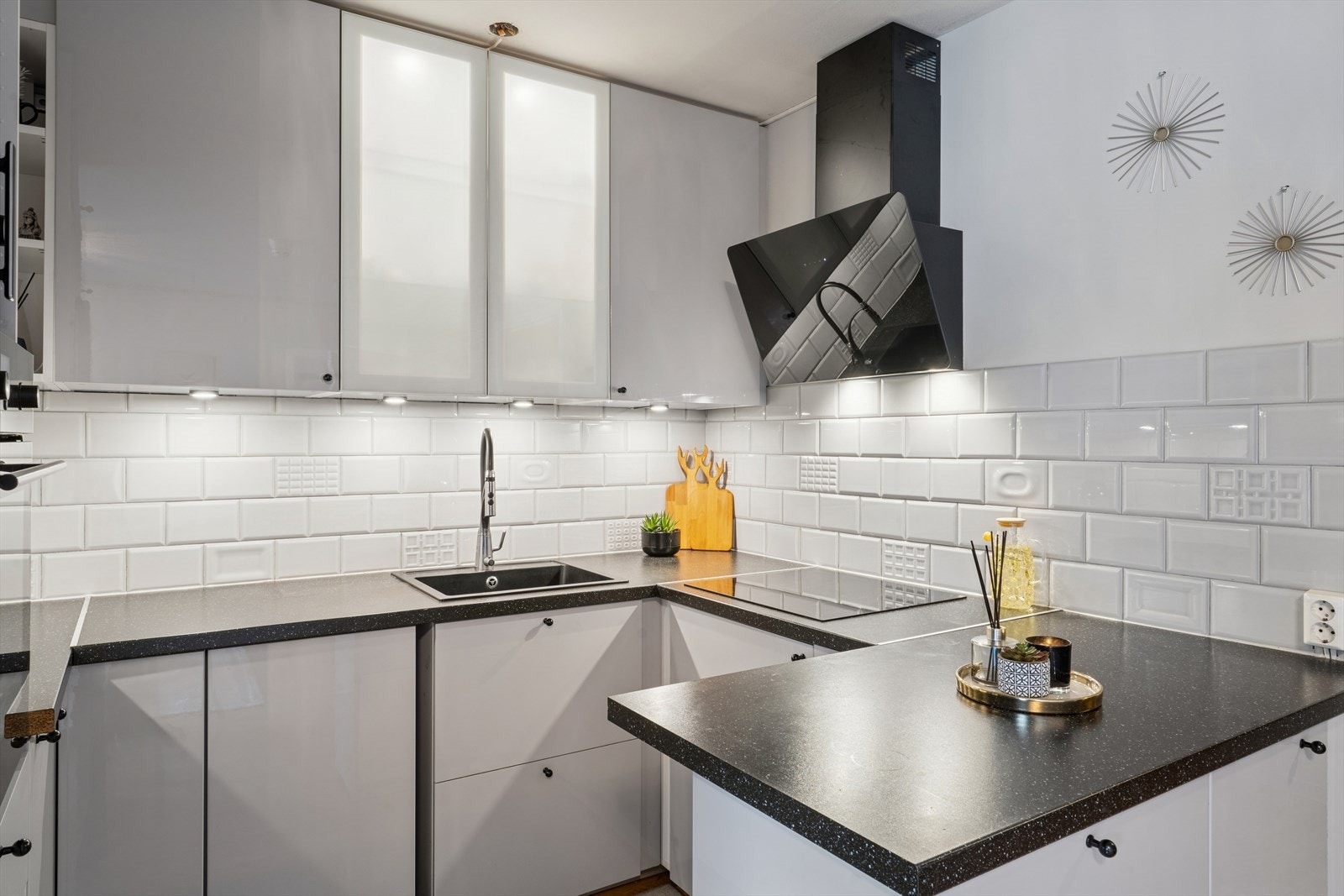 Benkeplater av laminat med nedfelt kum i kompositt e.l.og ett-greps blandebatteri. Galleribilde