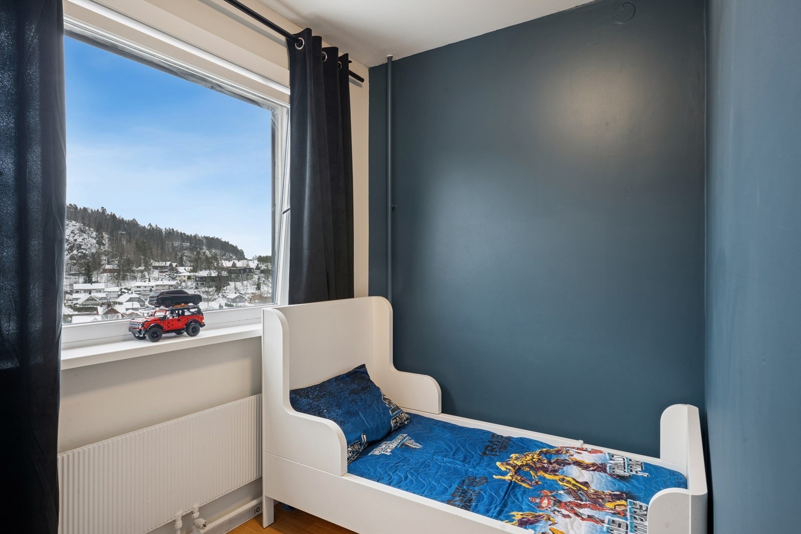 Soverom nr. 2 som egner seg godt som barnerom, gjesterom eller hjemmekontor. Rommet har en praktisk utforming og fleksible bruksområder. Galleribilde