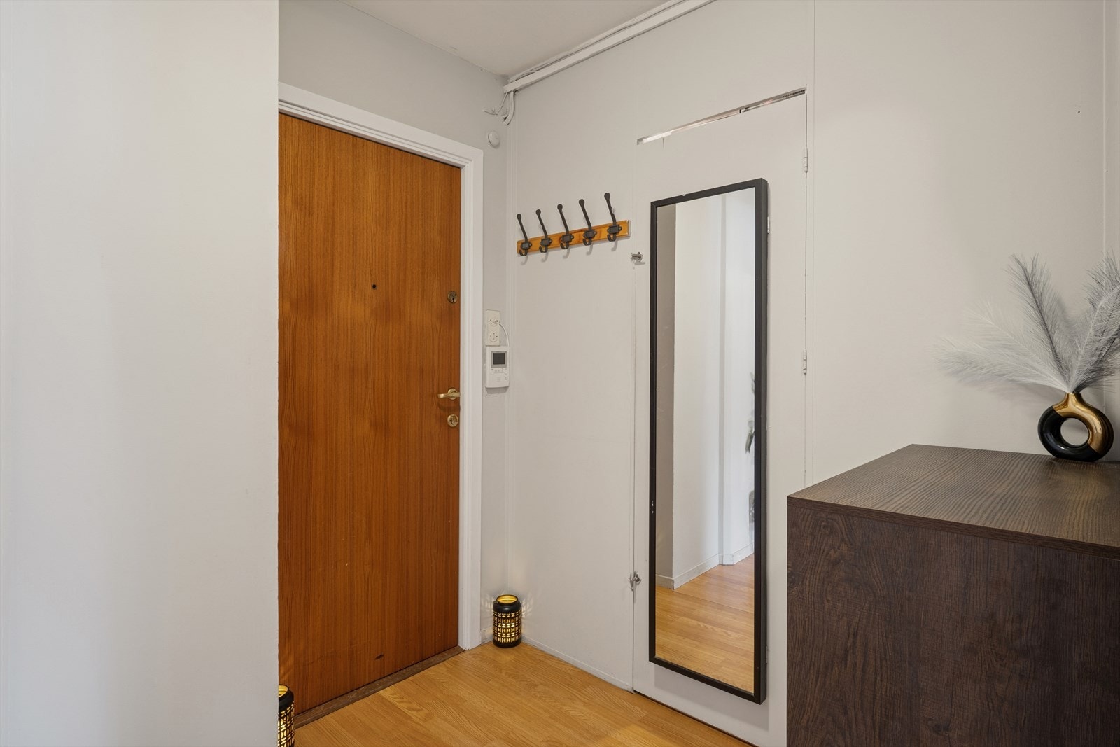 I gangen er det god plass til å sette fra deg sko og henge fra deg yttertøy. Galleribilde