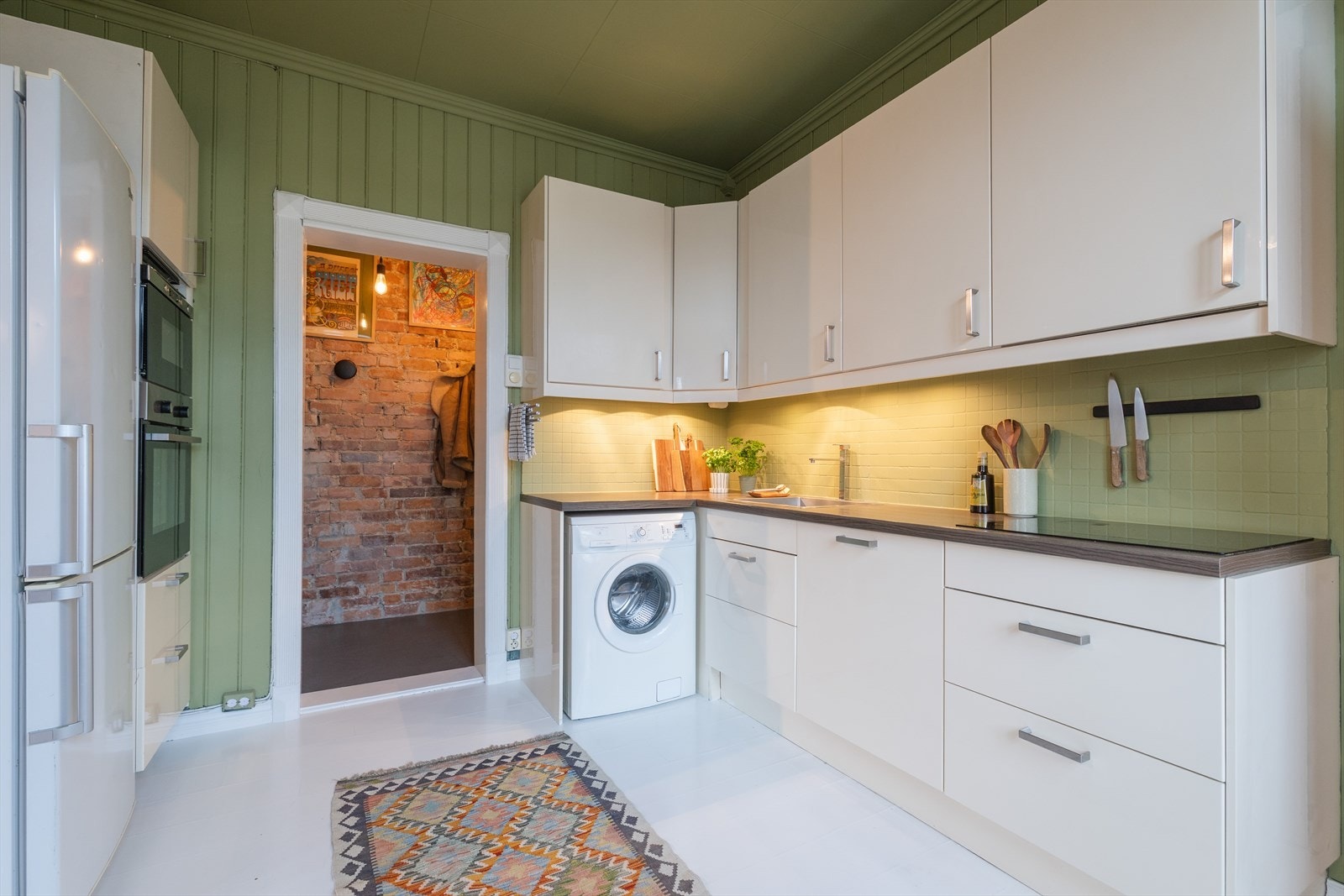 Det er integrert stekeovn, platetopp og oppvaskmaskin, samt frittstående kjøleskap. Innredningen dekke varmtvannsbereder, ventilator med kullfilter og opplegg for vaskemaskin. Galleribilde