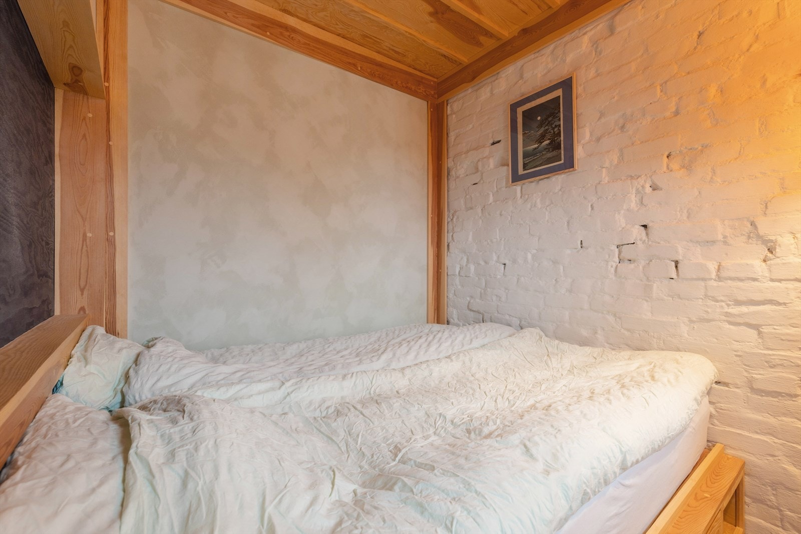 Leiligheten har et arealeffektivt soverom med gjennomtenkte løsninger. Galleribilde