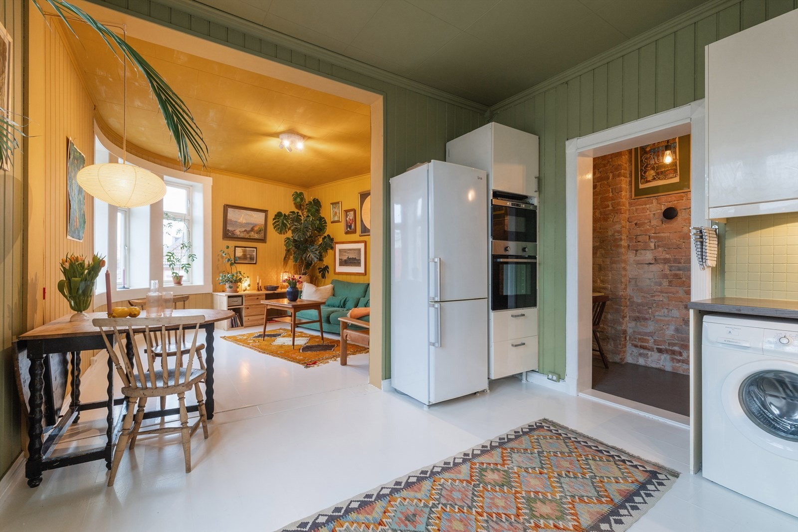 Her kombineres sjarmerende, originale detaljer som teglstein og tregulv med stilrent uttrykk. Leiligheten er oppgradert med flere gjennomtenkte løsninger i senere tid. Galleribilde