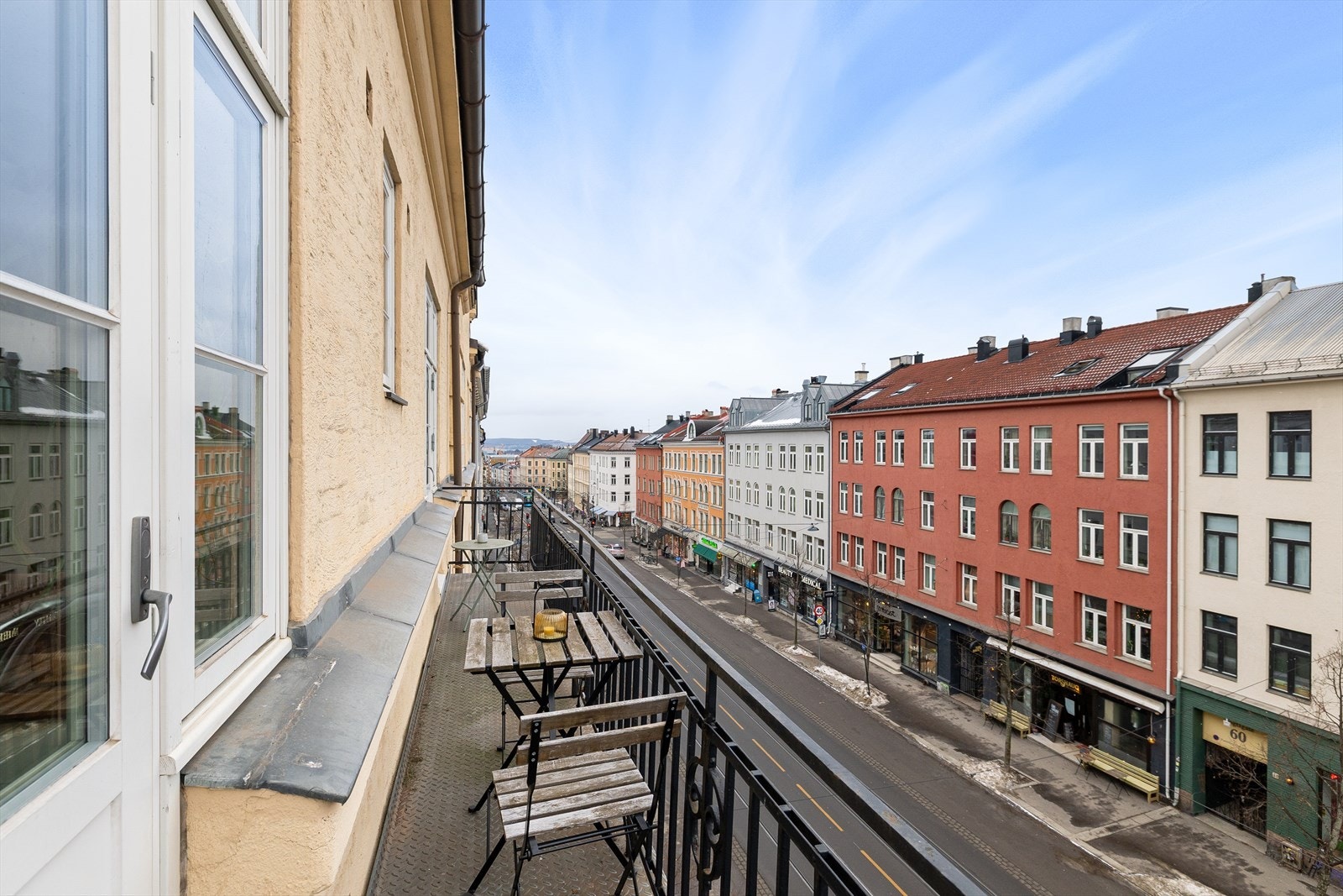 Fra balkongen er det fint og åpent utsyn mot sentrum, fjorden og Soria Moria. Galleribilde