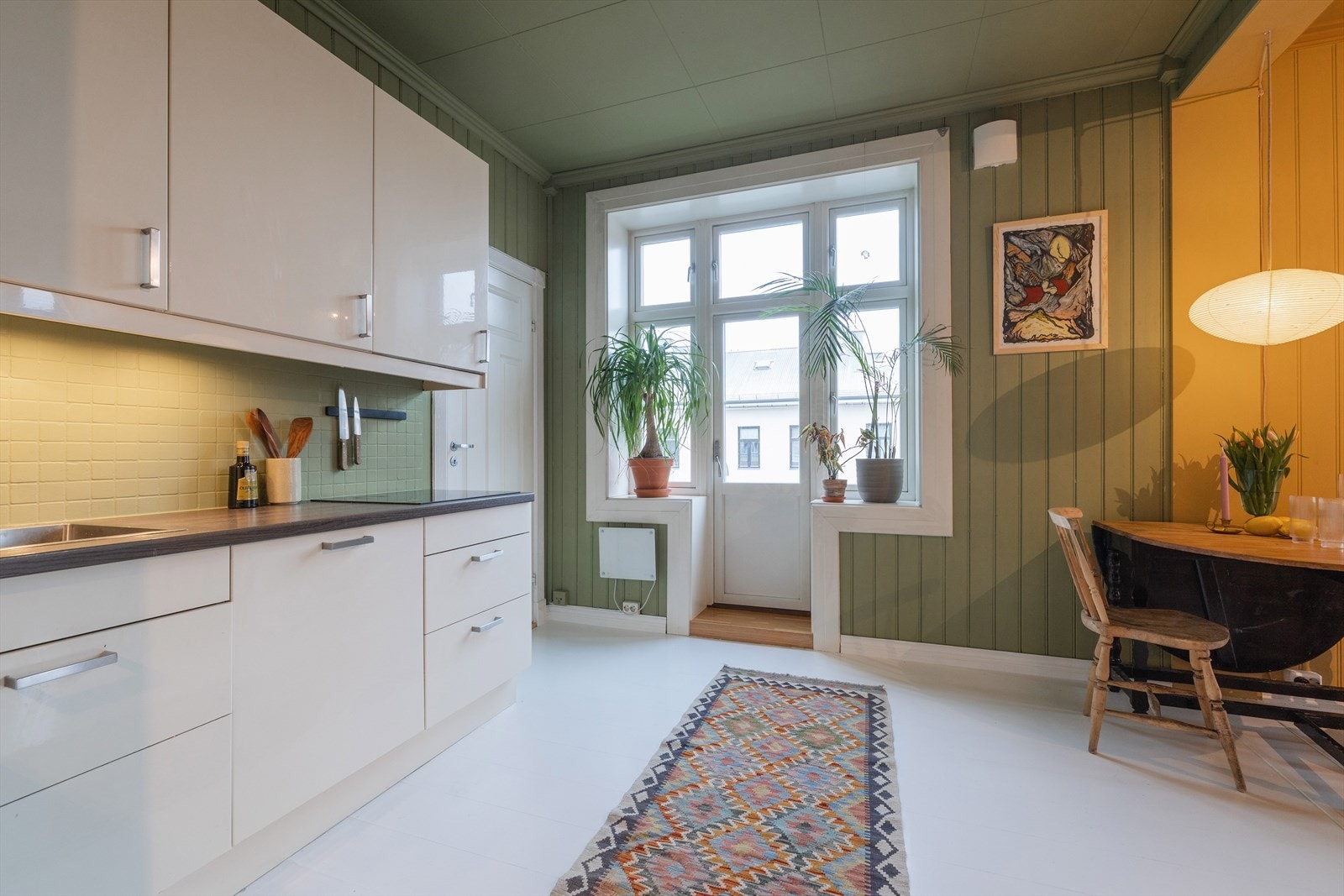 Oppholdsrommene byr på store vindusflater og dype vinduskarmer. Galleribilde