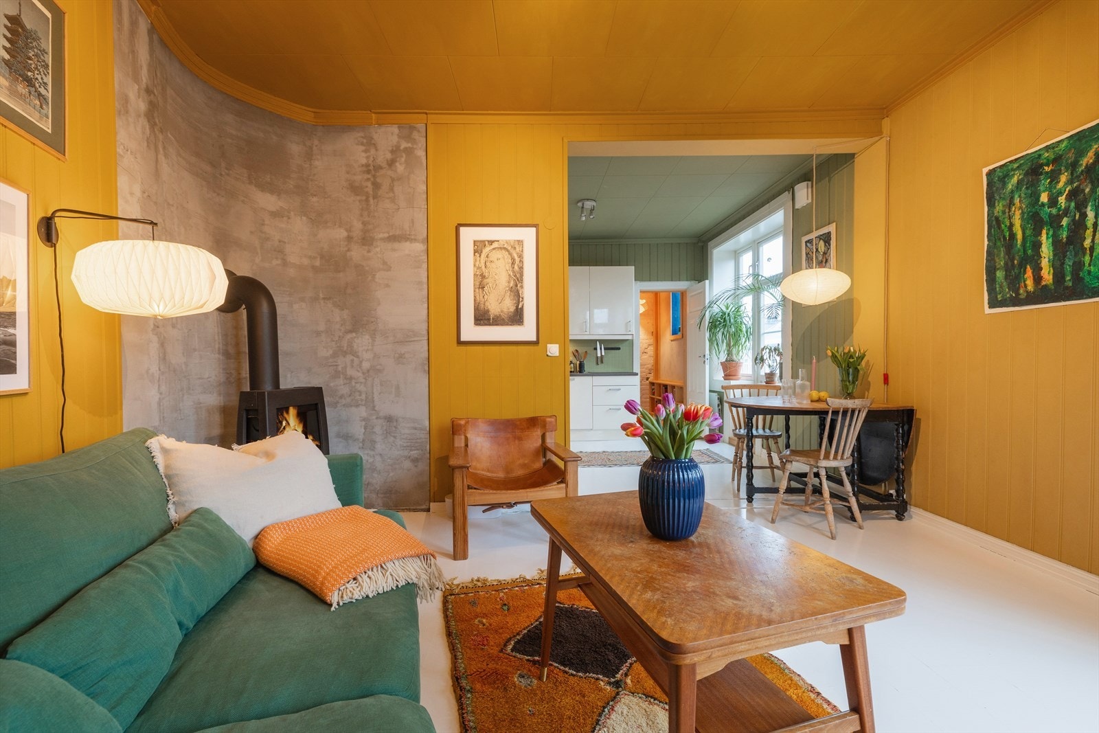 Overflatene består av hvitmalte gulv og veggene er malt i stilige fargeoner som gir et spennende særpreg. Galleribilde