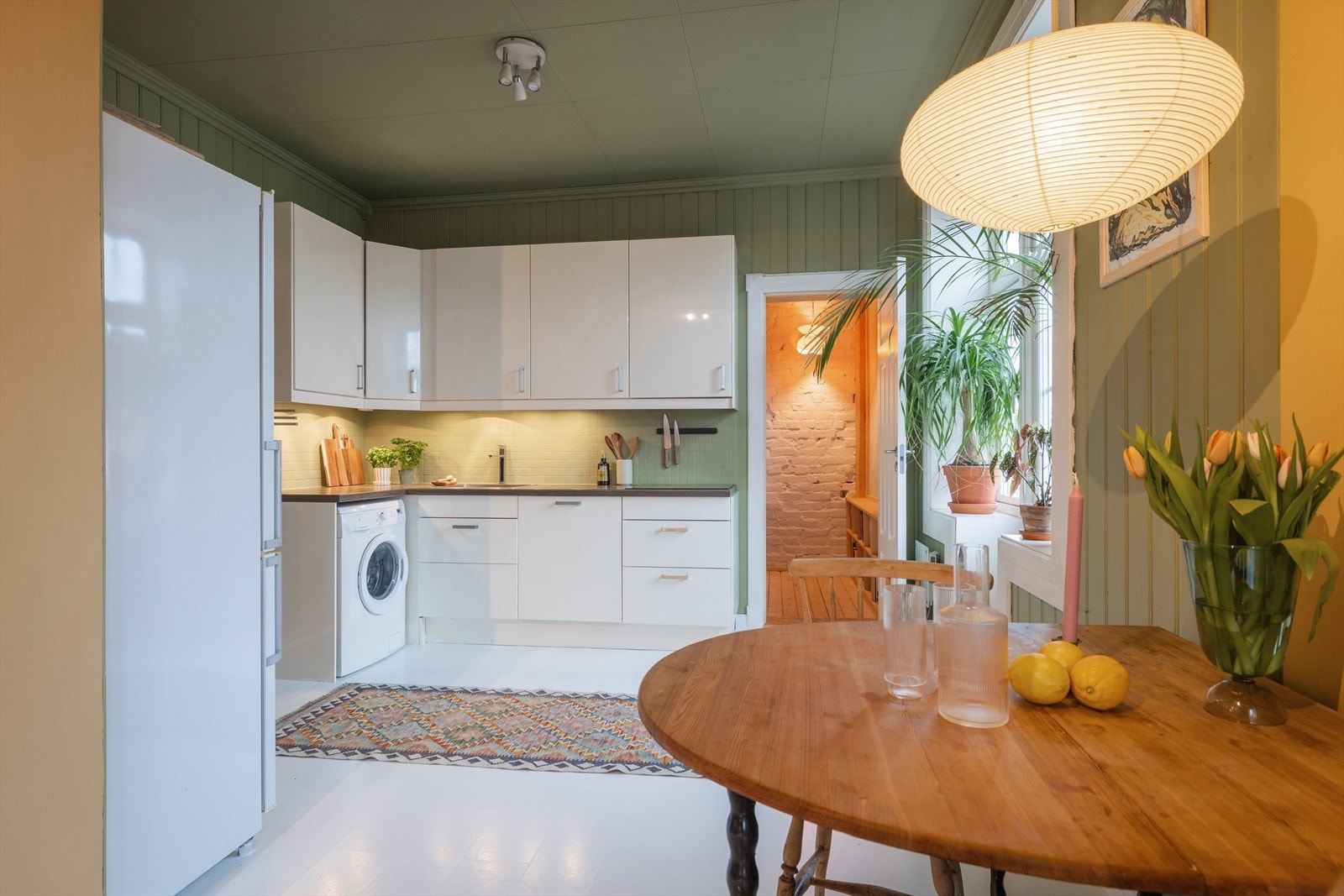 Tidløst, skjermet kjøkken med spiseplass og utgang til brannbalkong. Galleribilde