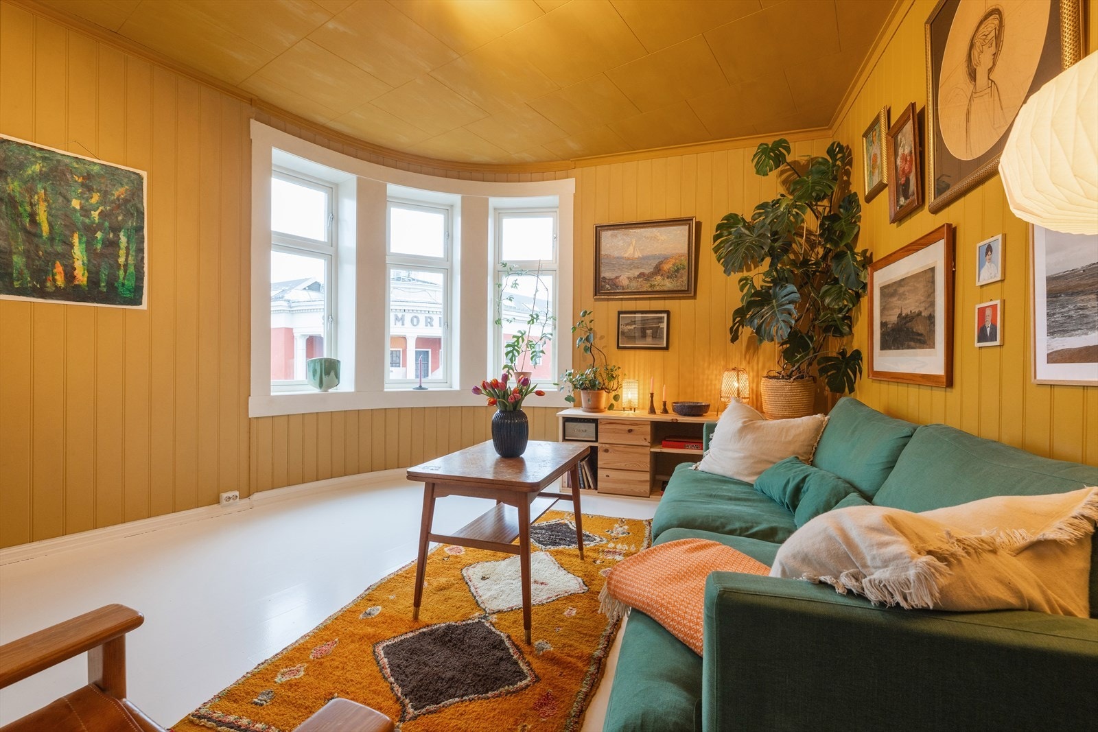 Boligen har store, buede vinduer og ekstra god takhøyde som gjør at leiligheten oppleves lys og luftig. Galleribilde