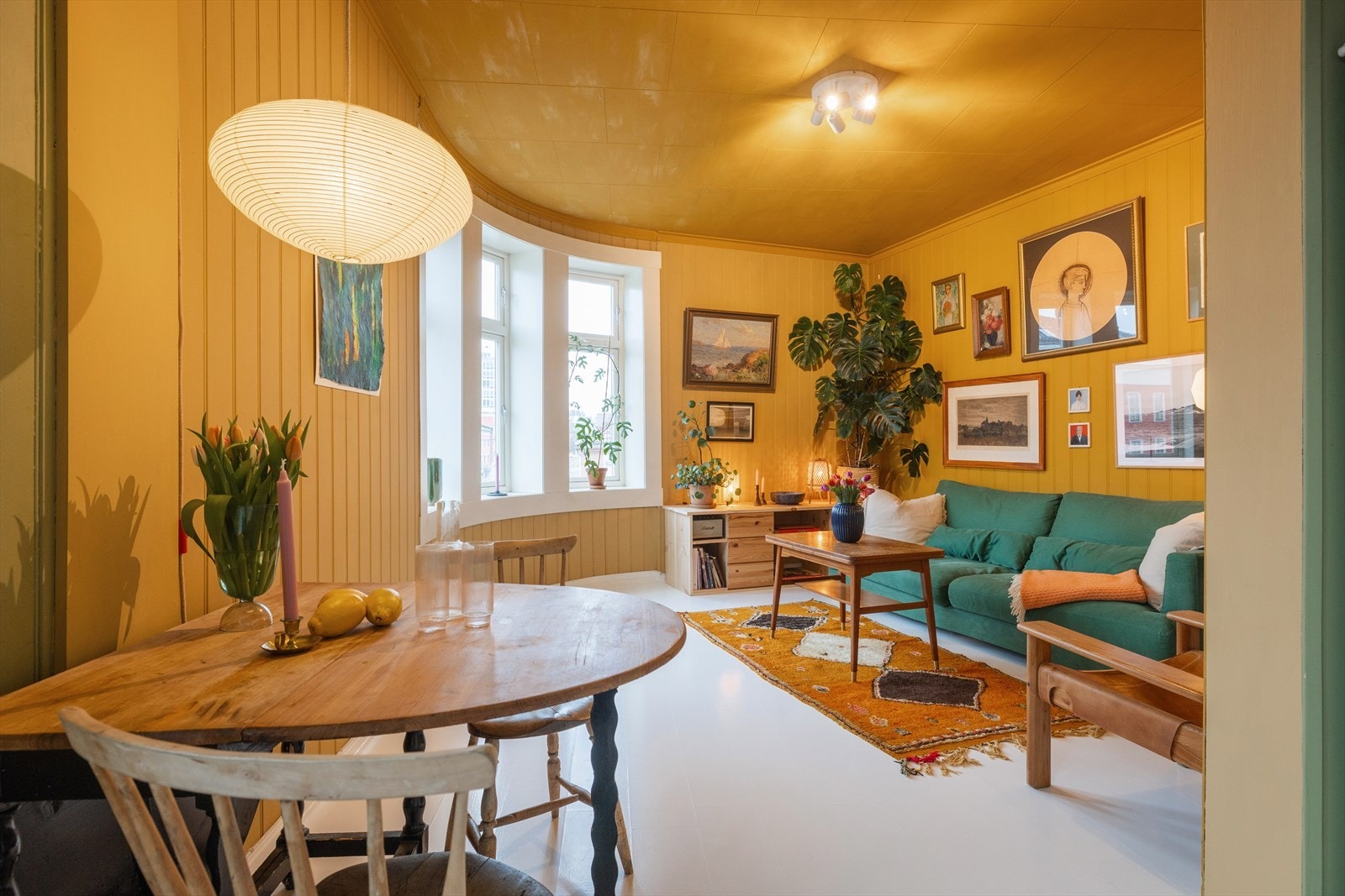 Hyggelig og innbydende stue med unik utforming og store vindusflater. Galleribilde