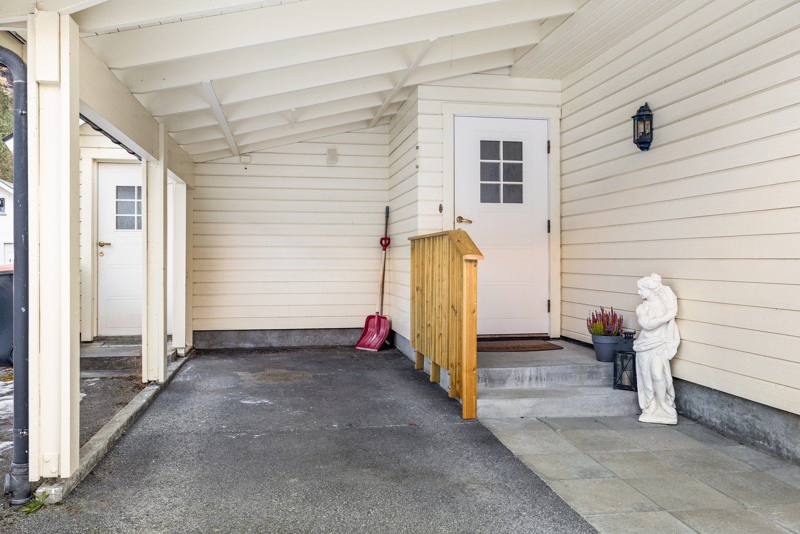 Overbygget inngangsparti Galleribilde