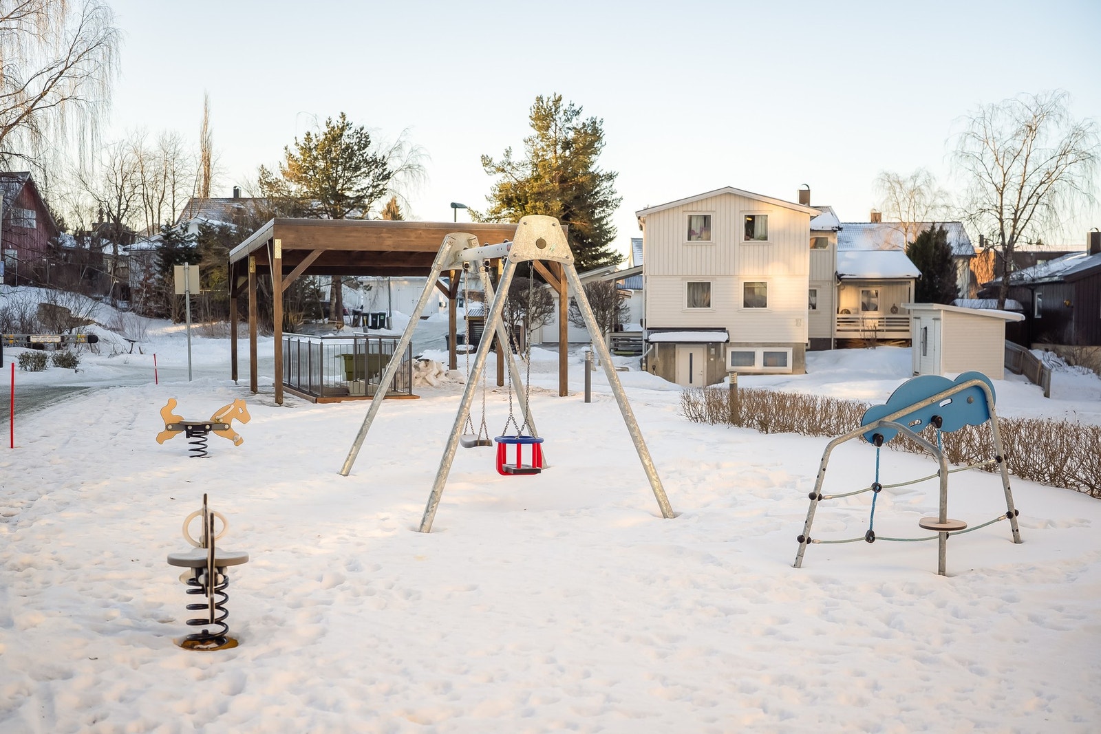 Området rundt bygget omkranses av flotte friområder med sittegrupper, lekeplass og plenområde. Galleribilde