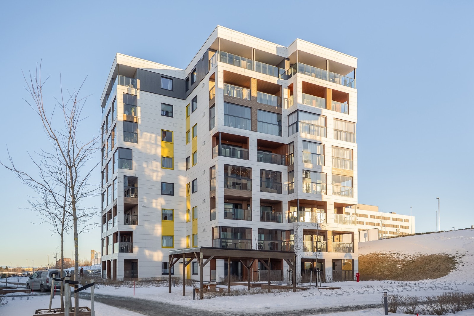 Leiligheten ligger i et moderne boligkompleks fra 2020 hvor man har moderne standard både utvendig og innvendig. Galleribilde