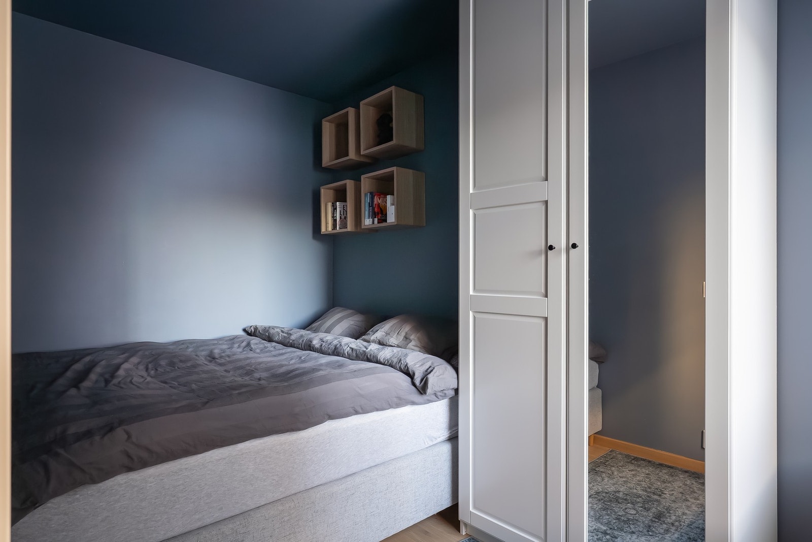 Soverom på 7,5 kvm med romslig garderobeløsning med speil som gir god romfølelse. Galleribilde