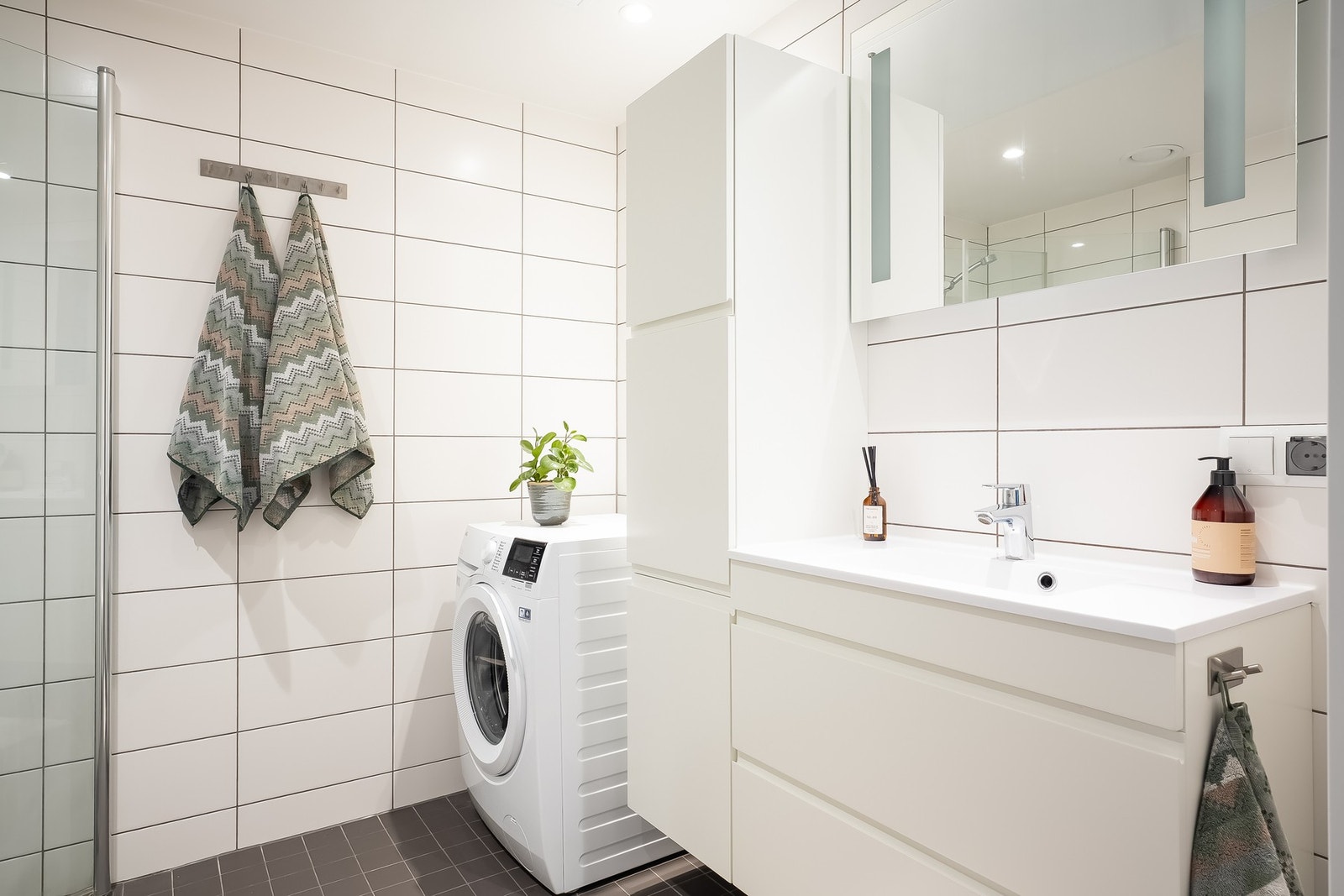 Pent, flislagt bad av god størrelse, med opplegg til vaskemaskin. Galleribilde